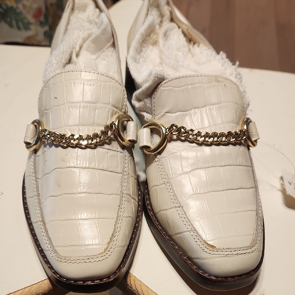 Elegant Cream Loafers with Gold Chain